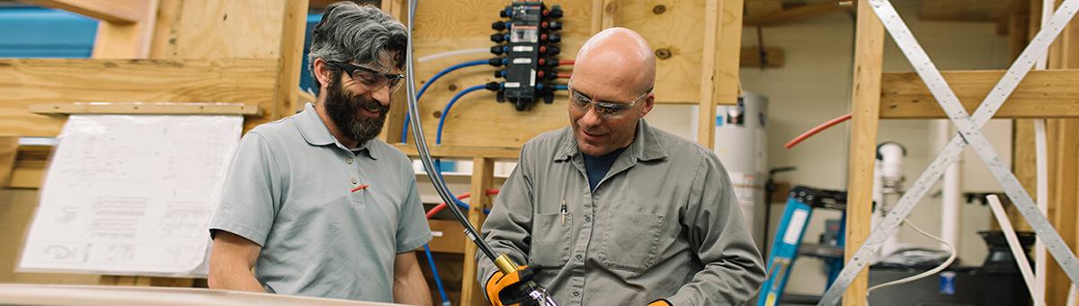 两名学生在皮马实验室研究管道设备